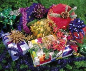 Puzzle Cadeaux de Noël décoré avec des rubans et des feuilles de sapin