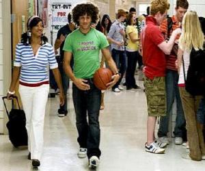 Puzzle Chad (Corbin Bleu) et  Taylor (Monique Coleman) dans le couloir de l'institut