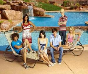 Puzzle Chad (Corbin Bleu), Taylor (Monique Coleman), Gabriella Montez (Vanessa Hudgens), Troy Bolton (Zac Efron), Ryan Evans (Lucas Grabeel), Sharpay Evans (Ashley Tisdale) au bord de la piscine