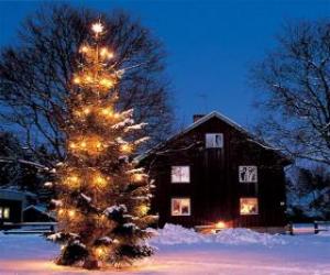 Puzzle Chambre avec un grand arbre de Noël décoré dans le jardin