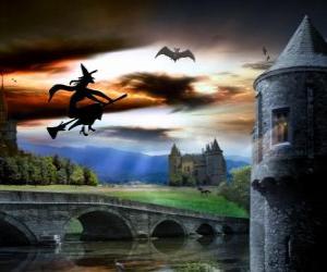 Puzzle Château enchanté dans la nuit de l'Halloween avec la sorcière volant sur son balai magique
