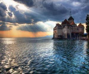 Puzzle Château ou tour fortifiée entourée par une lac