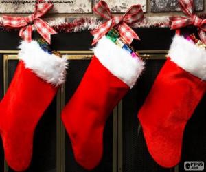 Puzzle Chaussettes de Noël avec décoration et accrochés au mur de la cheminée