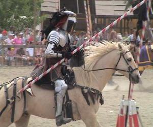 Puzzle Chevalier en armure et avec sa lance prêt monté sur son cheval, également protégé par l'armure