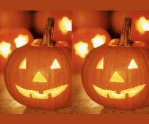 Puzzle citrouilles de Halloween avec un visage sculpté et une bougie allumée à l'intérieur ou Jack-o'-lantern