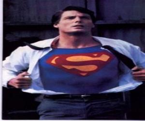 Puzzle Clark Kent devient Superman avec son uniforme rouge et bleu à se battre pour la justice