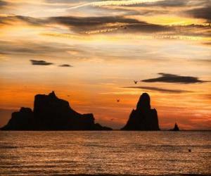 Puzzle Coucher de soleil sur la mer avec les îles Medes en arrière-plan