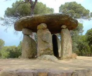 Puzzle Dolmen, construction en pierre du néolithique dans la forme de grande table de pierre