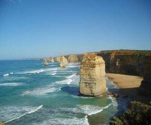 Puzzle Douze Apôtres, est un faisceau d'aiguilles calcaires dépassant de la mer au large de la côte de Port Campbell National Park à Victoria, en Australie.