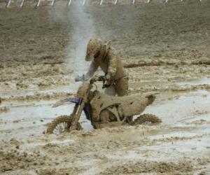 Puzzle Endurance moto piégée dans la boue