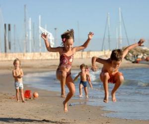 Puzzle Enfants jouant sur la plage