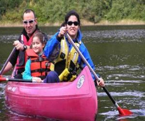 Puzzle Famille, père, mère et fille, la voile et des randonnées en canoe, équipé de gilets de sauvetage