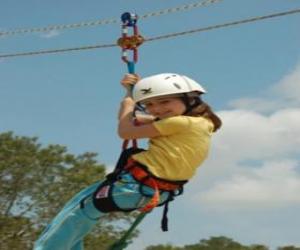 Puzzle Fille aventurière saut avec une corde et harnais