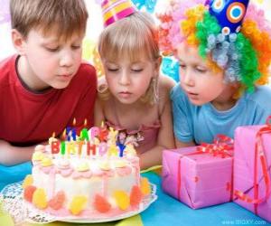 Puzzle Fille dans le moment de souffler les bougies de son gâteau d'anniversaire