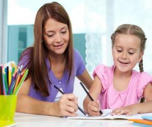 Puzzle Fille jouant à la peinture avec sa mère