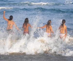 Puzzle Filles se baigner dans la mer