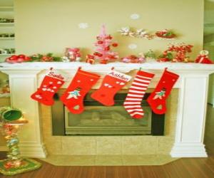 Puzzle Foyer en Noël avec les chaussettes accrochées et avec les ornementations de Noël