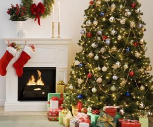 Puzzle Foyer en Noël avec les chaussettes accrochées et avec les ornementations de Noël