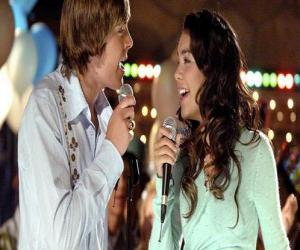 Puzzle Gabriella Montez (Vanessa Hudgens), Troy Bolton (Zac Efron) chantant dans le karaoké