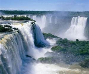 Puzzle Grand chute avec ses nombreuses cascades et des nuages de vapeur lieu