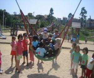 Puzzle Groupe d'enfants jouant dans le parc