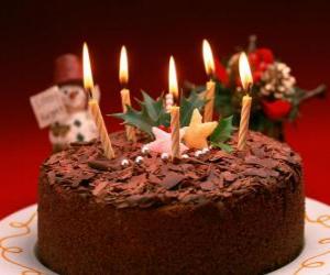 Puzzle Gâteau avec cinq chandelles pour la célébration de l'anniversaire