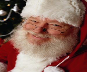 Puzzle Heureux avec son chapeau de Père Noël et à la barbe blanche