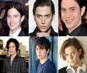 Puzzle Jackson Rathbone est un acteur et musicien, plus connu pour son rôle de Jasper Hale dans l'adaptation cinématographique de la saga Twilight de Stephenie Meyer.