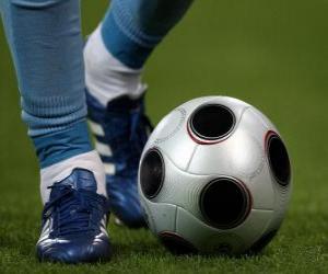 Puzzle Joueur de football en conduisant le ballon