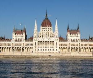 Puzzle L'impressionnant bâtiment du Parlement hongrois à Budapest, sur la rive du Danube