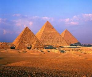Puzzle La Grande Pyramide de Gizeh, dans le centre ainsi que deux autres pyramides importants du complexe de la Nécropole de Gizeh à la périphérie du Caire, Egypte