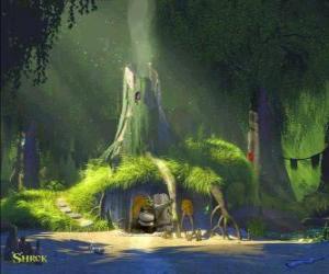 Puzzle La maison de Shrek dans le marécage, entouré par la végétation