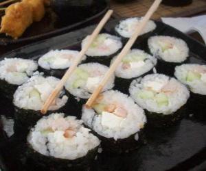 Puzzle La nourriture japonaise avec des baguettes, il est connu sous le nom maki parcé est sushi roulés aux algues