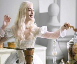 Puzzle La Reine Blanche (Anne Hathaway) qui travaillent sur une potion