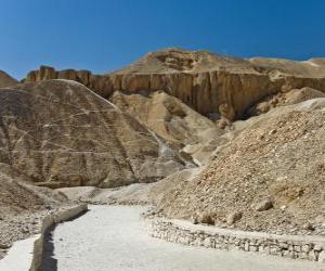 Puzzle La Vallée des Rois où certaines tombes pour les pharaons ont été construits. Nécropole de Thèbes, en Luxor, Egypte