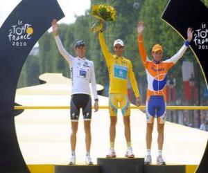 Puzzle Le podium de la 97e Tour de France: Alberto Contador, Andy Schleck et Denis Menchov, à Arc de Triomphe et de l'arrière-plan Champs-Elysées