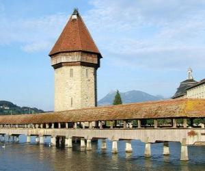 Puzzle Le pont en bois et couverte Kapellbrücke (le pont de la Chapelle) et le Wasserturm tour à Lucerne, Suisse
