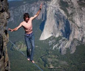 Puzzle Le slackline est un sport équilibre qui utilise une bande qui est coincé entre deux points fixes