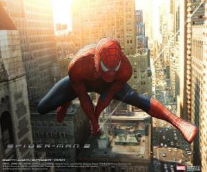 Puzzle Le super-héros Spiderman sautant entre les bâtiments de la ville avec son balancement avec son toile d'araignée