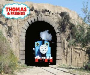 Puzzle Le sympathique locomotive à vapeur Thomas sortant du tunnel