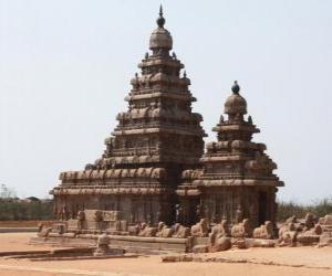 Puzzle Le Temple du Rivage est situé dans la baie du Bengale et est construit de blocs de granit, Mahâballipuram ou Mamallapuram, Inde