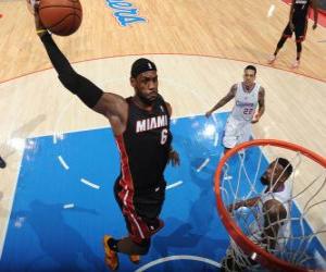 Puzzle Lebron James réalisant un dun