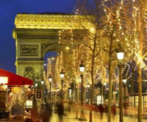 Puzzle Les Champs-Élysées décorées pour Noël avec l'Arc de Triomphe en arrière-plan. Paris, France