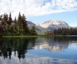 Puzzle Les eaux calmes d'un lac