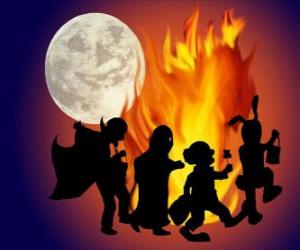 Puzzle les enfants costumés danse autour du feu