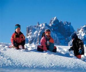 Puzzle Les enfants en appréciant les vacances de Noël, jouent dans la neige