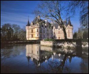 Puzzle Magnifique château entouré d'eau