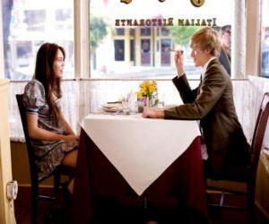 Puzzle Miley Stewart (Miley Cyrus) dans un restaurant avec son ami Travis Brody (Lucas Till)