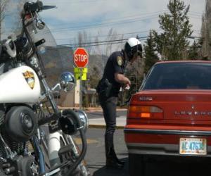 Puzzle Motorisée agent de police avec sa moto et mettre une amende à un conducteur