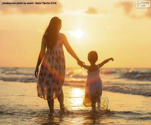 Puzzle Mère avec sa fille sur la plage